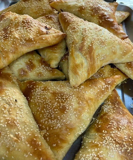 Свежая самса с кунжутом